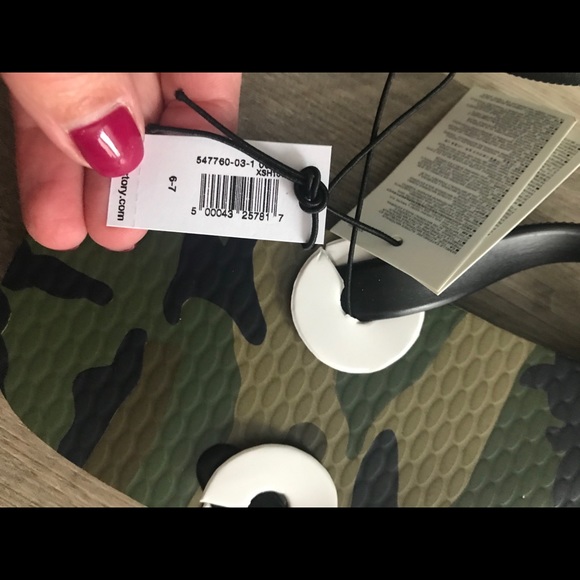 New Gap camo print green and black flip flops - Picture 3 of 4